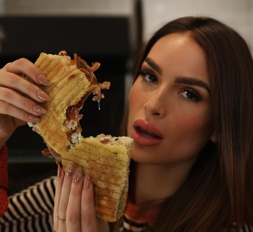 Fille mettant en avant une focaccia